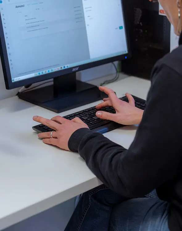 Persona al computer